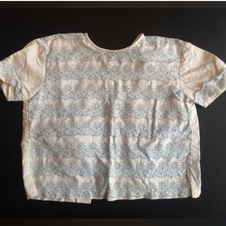 BT113 bluse med blonder