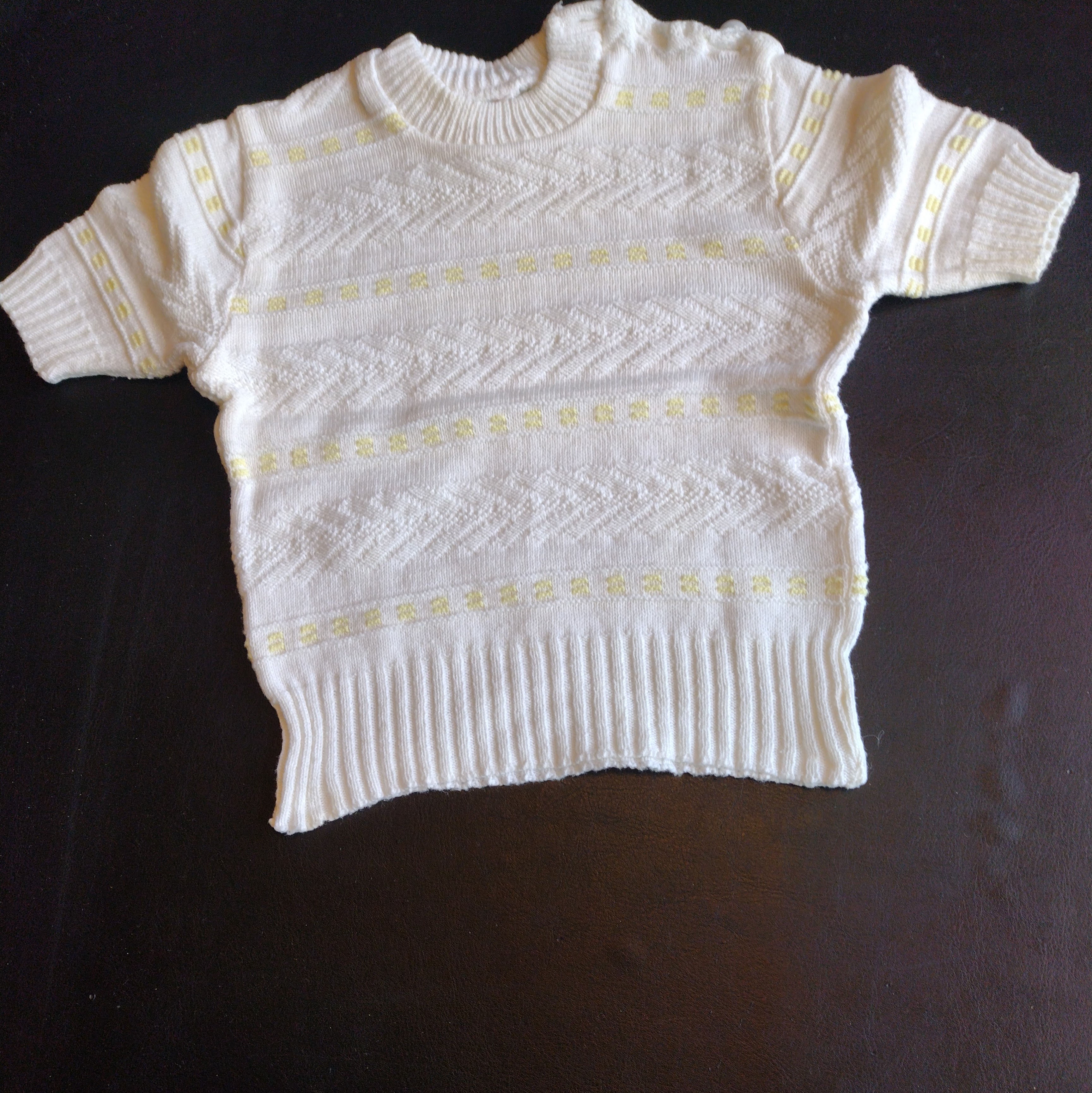 BT152 strikket hvid bluse med gul
