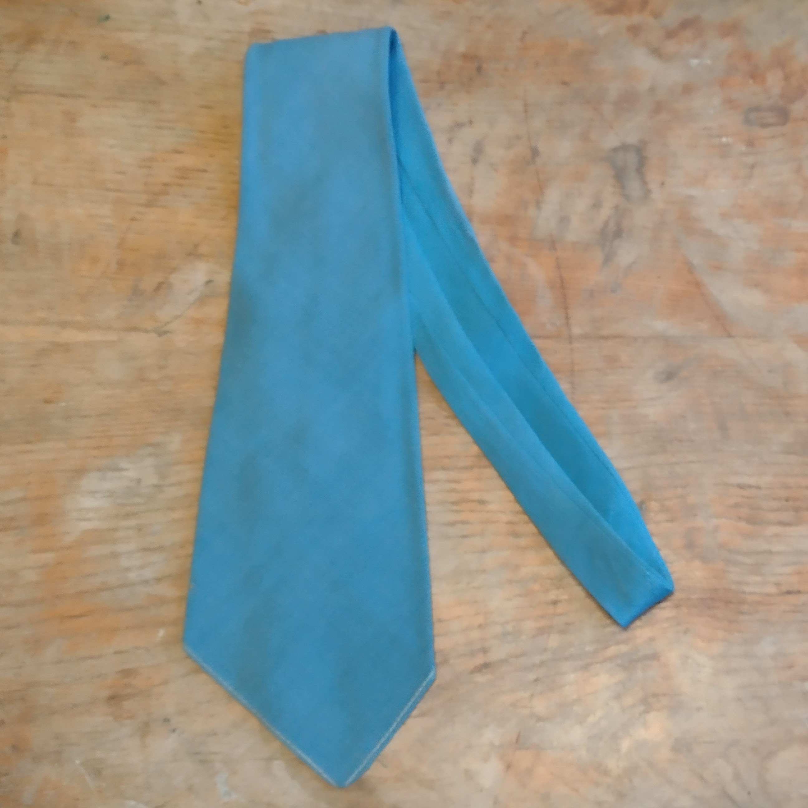 Ensfarvet dueblåt slips