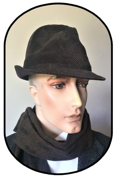 Trilby i mørkebrun riflet fløjl. Str 56 - 150 KR